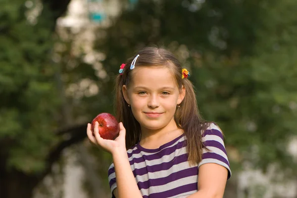 Outdoor Portrait Little Girl Holding Red Apple Standing Green Park — Stock Photo, Image