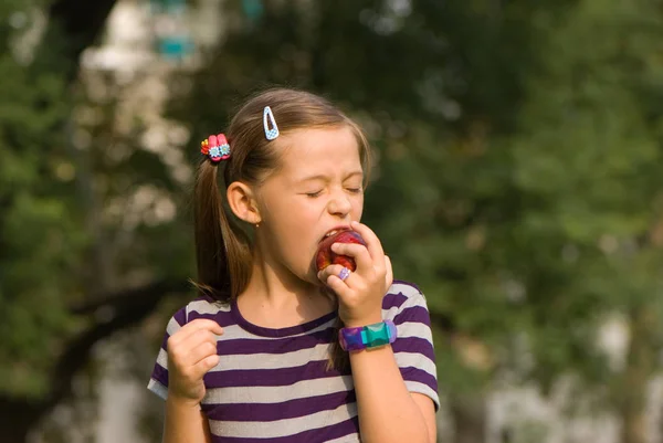 Outdoor Portrait Little Girl Eating Red Apple — Stock Photo, Image