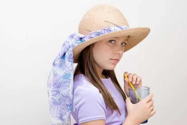 Little Girl Wearing Straw Hat Holding Glass Juice — Stock Photo, Image