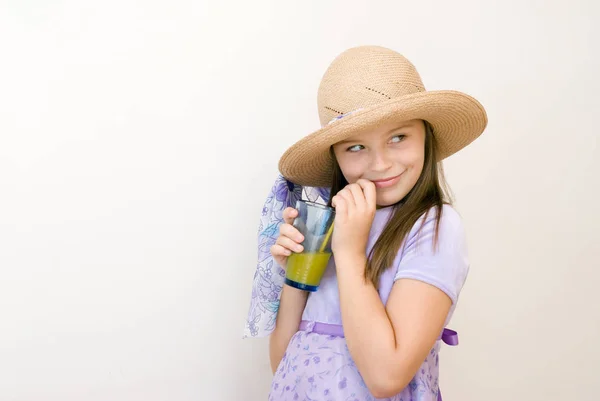 Kleines Mädchen Mit Strohhut Das Glas Mit Saft Hält — Stockfoto