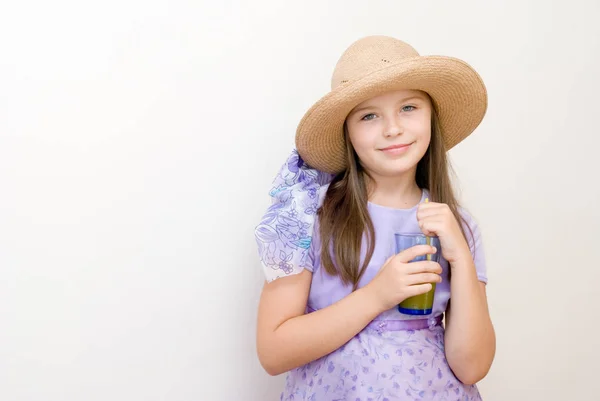 Kleines Mädchen Mit Strohhut Das Glas Mit Saft Hält — Stockfoto