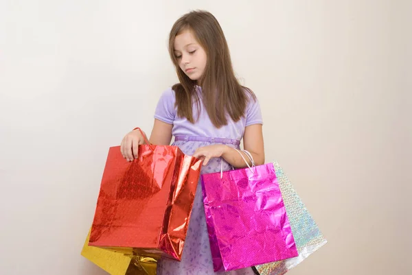 Adolescente Adorável Vestido Violeta Olhando Sacos Compras Fundo Branco — Fotografia de Stock