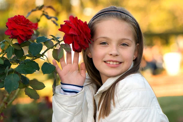Entzückender Teenager Posiert Der Nähe Roter Rosen Herbstlichen Park — Stockfoto