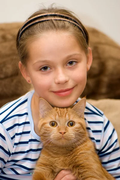 Adorável Adolescente Segurando Gato Gengibre Olhando Para Câmera Casa — Fotografia de Stock