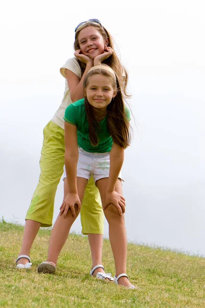 Δύο Νεαρά Κορίτσια Μακριά Μαλλιά Διασκεδάζοντας Εξωτερικούς Χώρους Πλήρους Μήκους — Φωτογραφία Αρχείου
