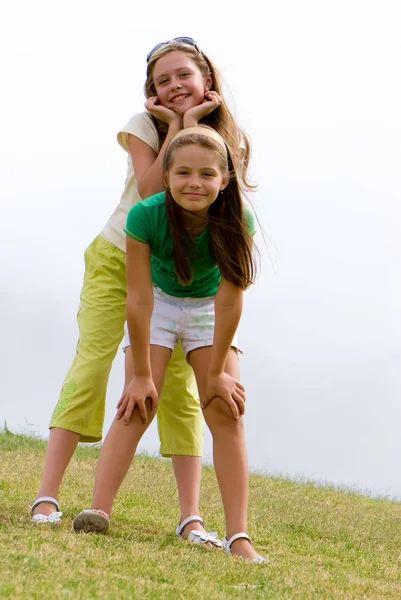 Duas Meninas Com Cabelos Longos Divertindo Livre Comprimento Total — Fotografia de Stock