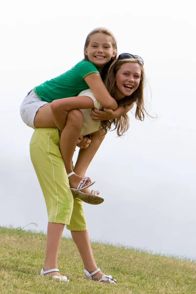 Duas Meninas Com Cabelos Longos Divertindo Livre Comprimento Total — Fotografia de Stock