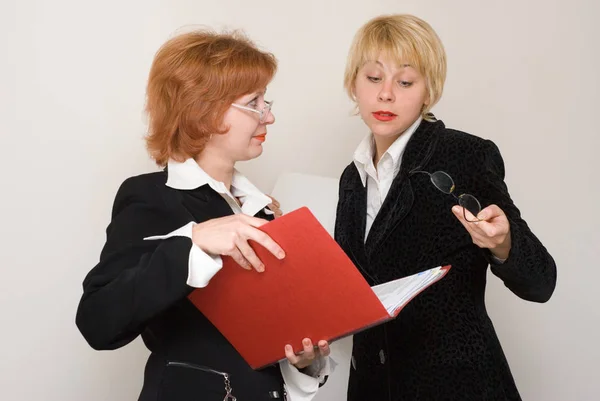 Twee Ervan Overtuigd Zakenvrouwen Houden Van Bespreking Van Documenten Mappen — Stockfoto