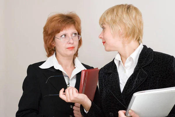 Twee Vrouwelijke Ondernemers Dragen Kostuums Die Houden Van Mappen Met — Stockfoto