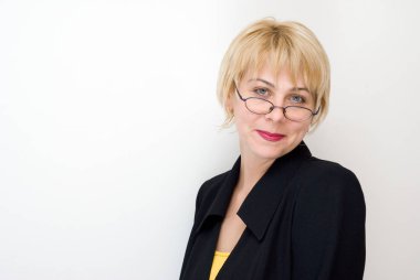 Stüdyo portre sarışın işkadını gözlük takıyor