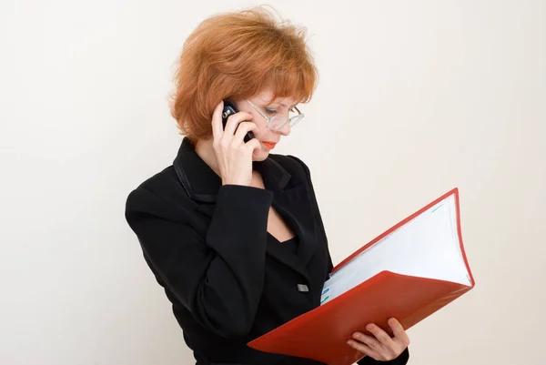 Selbstbewusste Geschäftsfrau Mit Brille Handy Gespräch Und Rotem Ordner Mit — Stockfoto