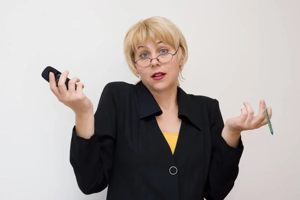 Studioporträt Der Blonden Geschäftsfrau Mit Brille Smartphone Und Stift Der — Stockfoto