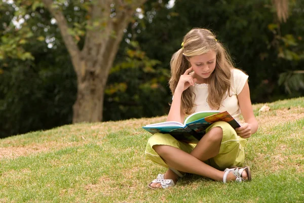 Bela Teen Menina Leitura Livro Sentado Verde Grama Parque — Fotografia de Stock