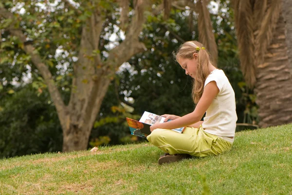 Güzel Genç Kız Parkta Yeşil Çimenlerin Üzerinde Oturup Kitap Okuma — Stok fotoğraf