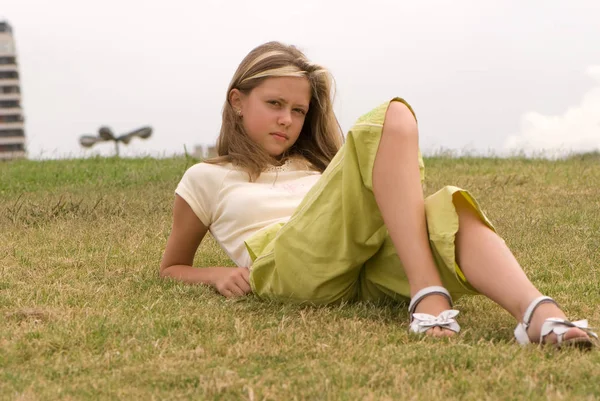 Nachdenkliches Teenie Mädchen Auf Grünem Gras Liegend Volle Länge — Stockfoto