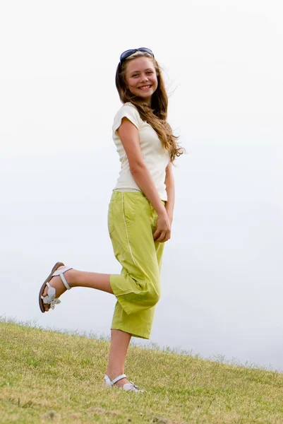 Šťastný Dospívající Dívka Pózuje Stojící Pozadí Mlžného Lesa — Stock fotografie
