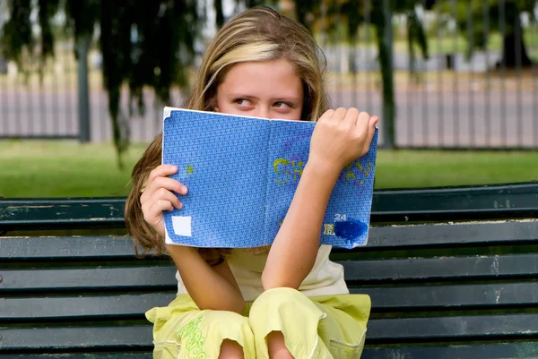 Yeşil Parkta Bankta Oturmuş Kitap Okuma Sevimli Genç Kız Portresi — Stok fotoğraf