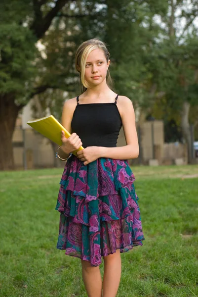 Retrato Aire Libre Linda Chica Adolescente Sosteniendo Libro Amarillo Pie —  Fotos de Stock