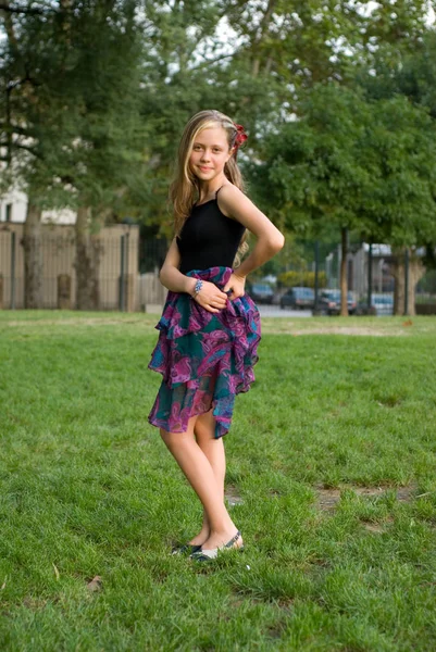 Outdoor Portret Van Schattige Tiener Meisje Permanent Groen Gras Park — Stockfoto