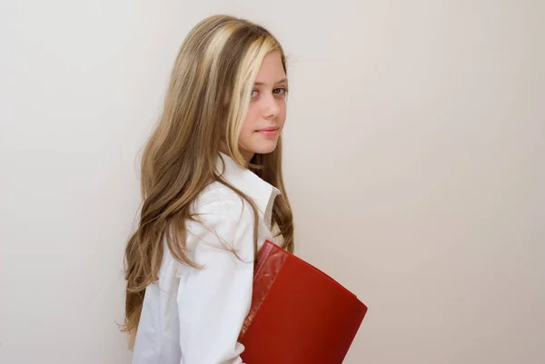 Schönes Teenie Mädchen Mit Rotem Ordner Auf Hellem Hintergrund Stehend — Stockfoto