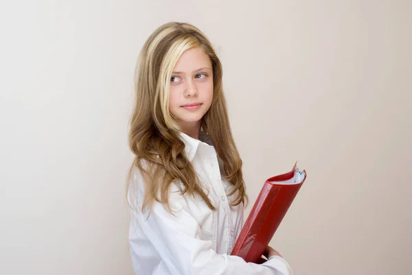 Schönes Teenie Mädchen Mit Rotem Ordner Auf Hellem Hintergrund Stehend — Stockfoto