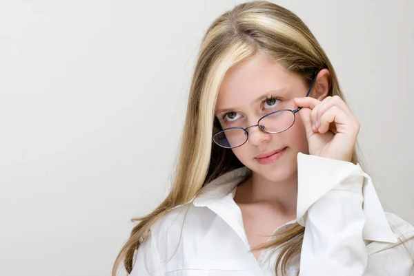 白いブラウスと眼鏡学校概念への明るい背景でポーズを着てかなり十代の少女 — ストック写真