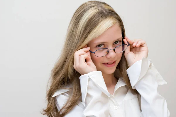 Pretty Teen Dziewczyna Ubrana Białą Bluzkę Okulary Pozowanie Jasnym Tle — Zdjęcie stockowe