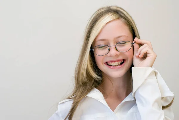 白いブラウスと眼鏡学校概念への明るい背景でポーズを着てかなり十代の少女 — ストック写真