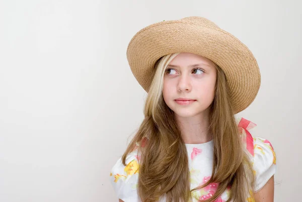 Hübsche Teenager Mädchen Tragen Farbige Bluse Und Strohhut Posiert Auf — Stockfoto