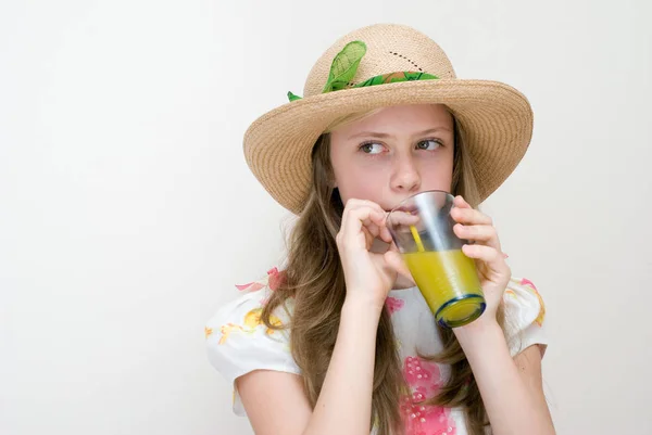 Söt Tonåring Flicka Klädd Färg Blus Och Stråhatt Dricka Saft — Stockfoto