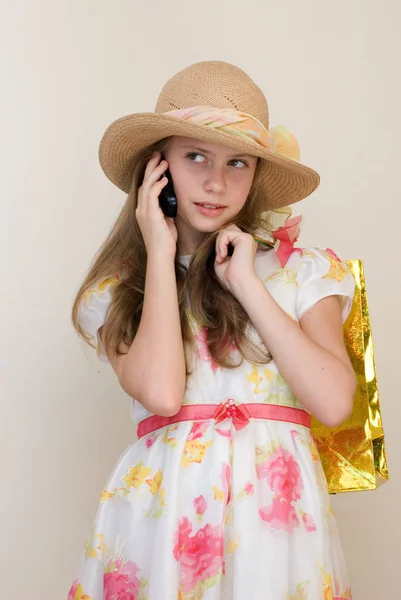 Studioporträt Eines Hübschen Teenie Mädchens Mit Niedlichem Kleid Und Strohhut — Stockfoto