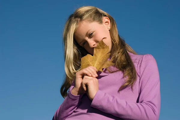 Beautiful Teenage Girl Holding Autumn Leaf Standing Blue Sky Background — Stock Photo, Image