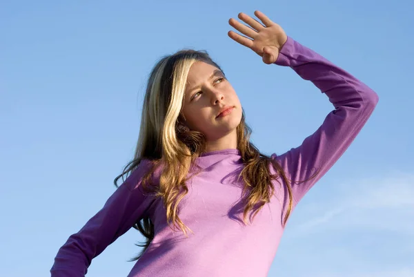 Hermosa Adolescente Posando Sobre Azul Cielo Fondo — Foto de Stock