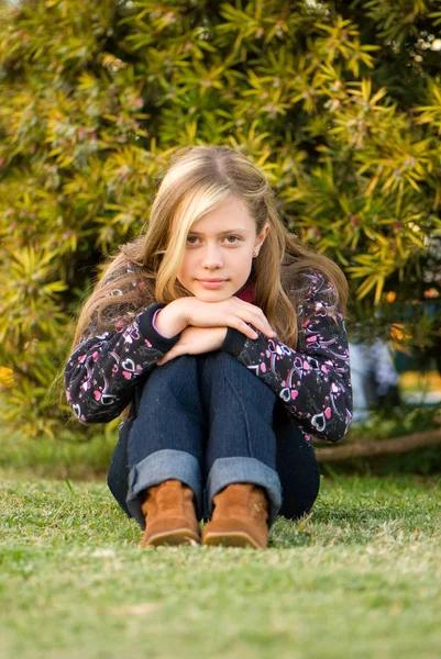 Roztomilý Dospívající Dívka Sedící Zelené Trávě Zahradě — Stock fotografie