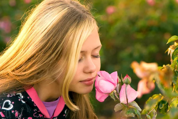 Outdoor Portret Van Schattige Tienermeisje Ruiken Roze Tuin Rose — Stockfoto