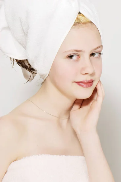 Genç Güzel Kız Beyaz Havlu Islak Saç Vücut Ile Portresi — Stok fotoğraf