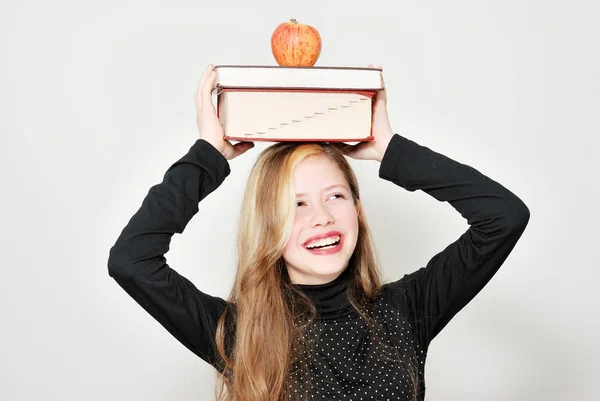 Glimlachend Blond Meisje Houdt Van Boeken Met Apple Staan Lichte — Stockfoto
