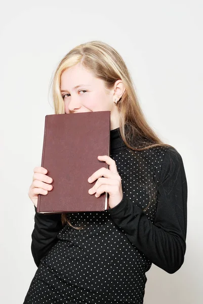 Sonriente Chica Rubia Sosteniendo Libro Pie Sobre Fondo Claro — Foto de Stock