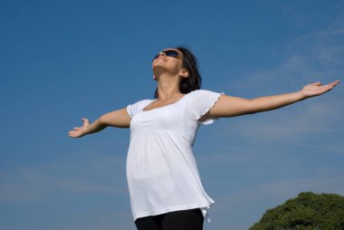 Mavi gökyüzü güzel hamile kadın 