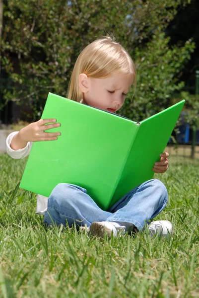 Retrato Adorável Menina Leitura Livro Parque — Fotografia de Stock