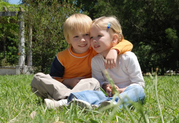 愛らしい小さな子供たちは公園で一緒に時間を過ごす — ストック写真