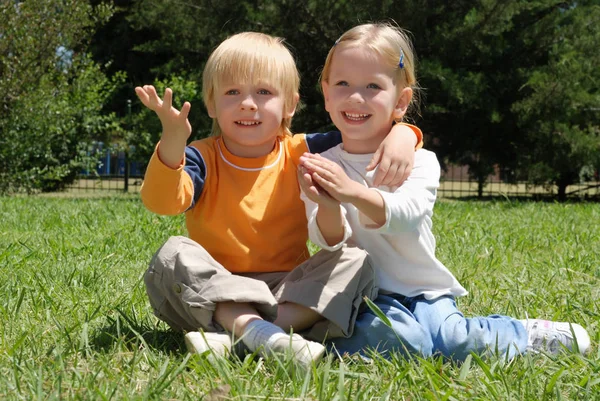 愛らしい小さな子供たちは公園で一緒に時間を過ごす — ストック写真