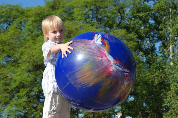 Kleiner Junge Mit Dem Großen Ball Der Hand Park — Stockfoto