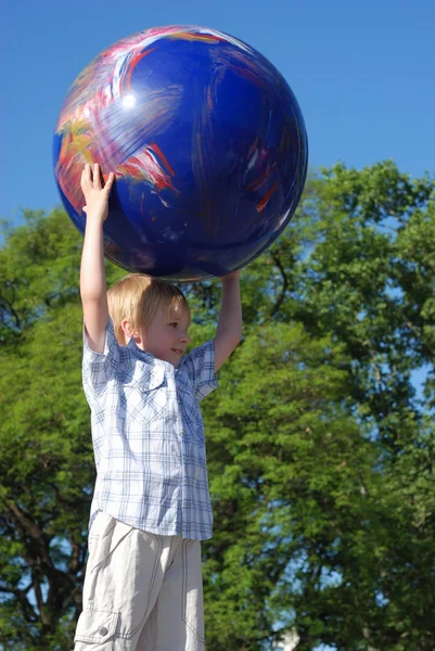 Menino Com Grande Bola Nas Mãos Parque — Fotografia de Stock