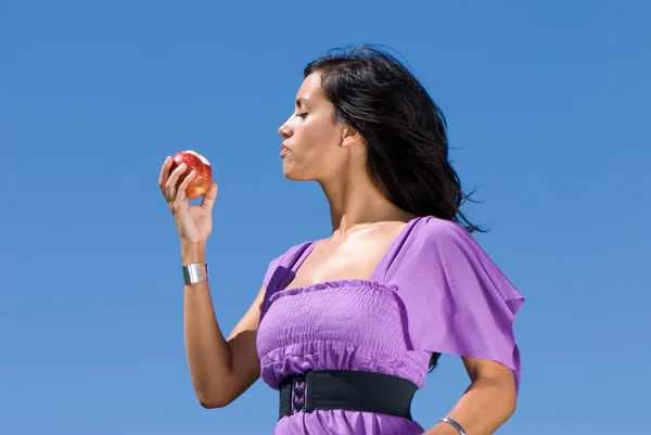 Hermosa Mujer Joven Comiendo Manzana Frente Del Cielo Azul — Foto de Stock