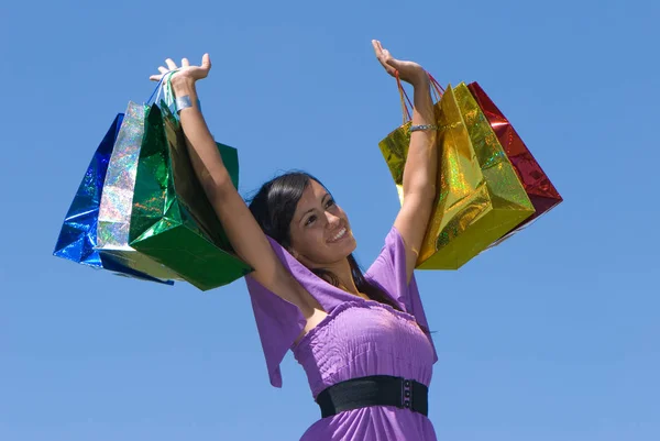 Bela Jovem Segurando Coloridos Sacos Compras Frente Céu Azul — Fotografia de Stock