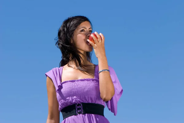 Bella Giovane Donna Mangiare Mela Davanti Cielo Blu — Foto Stock