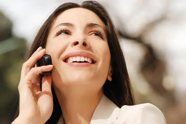 Mooie Jonge Zakenvrouw Nemen Telefoon Straat — Stockfoto