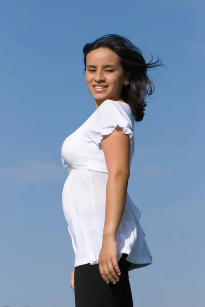 Mooie Zwangere Vrouw Tegen Blauwe Hemel — Stockfoto