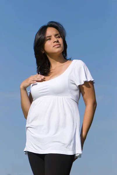 Krásná Těhotná Žena Proti Modré Obloze — Stock fotografie